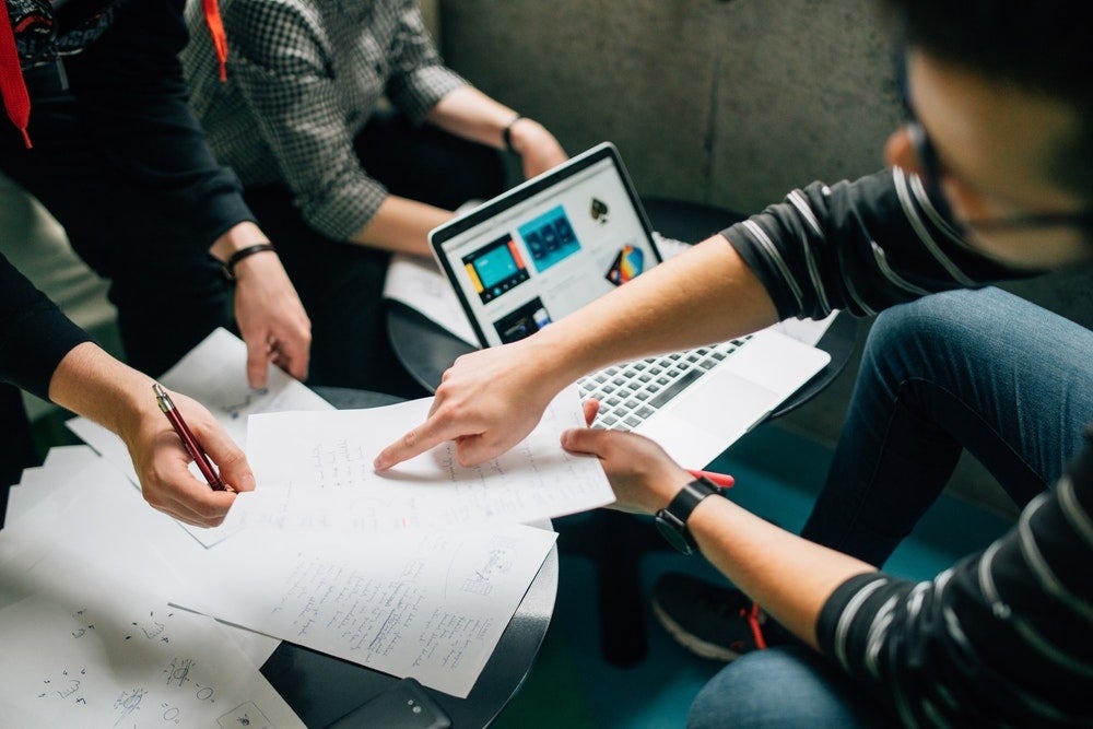 Freelancer, Studio, or Team Day: Headshot Tradeoffs Explained